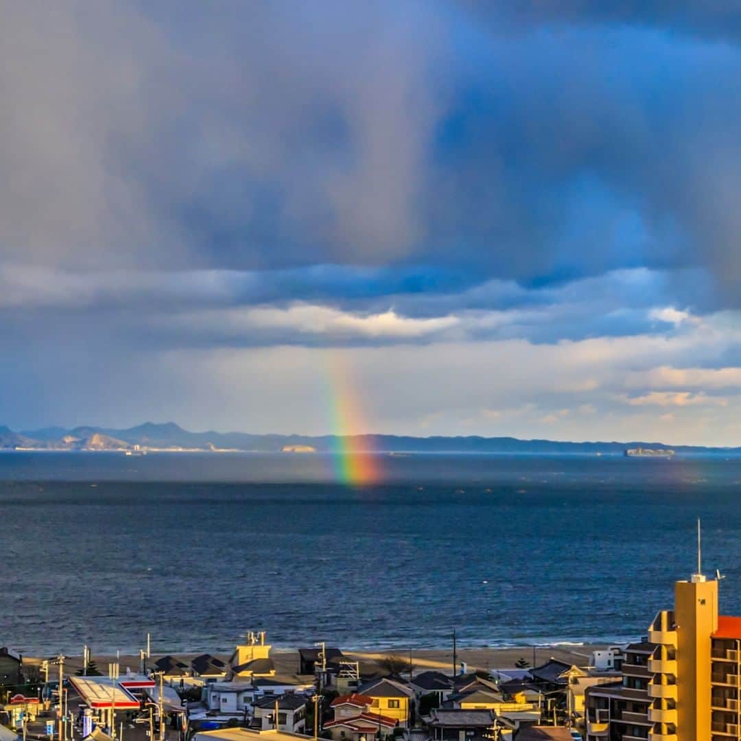 【公式】オーシャンリゾートホテル マホロバ・マインズ三浦さんのインスタグラム写真 - (【公式】オーシャンリゾートホテル マホロバ・マインズ三浦Instagram)「海から虹が生えてます🌈﻿ 雨上がりにたまーに見られる光景。﻿ 梅雨時期はチャンスかも？﻿ ﻿ #虹 #雨上がりの空 #雨あがり #虹🌈 #絶景 #レインボー #虹と海 #ビーチ #自然写真 #湘南 #自然写真 #海好き #カコソラ #風景写真 #ダレカニミセタイケシキ ﻿ #海好きと繋がりたい #空が好きな人と繋がりたい #癒し #igで繋がる海 #ダレカニミセタイソラ #田舎暮らし #三浦半島いいところ #三浦海岸 #三浦 #三浦市 #maholovaminds #マホロバマインズ #三浦半島 #マホロバ #マホロバマインズ三浦」6月20日 12時00分 - maholova_minds_miura