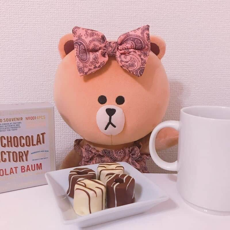 CHOCOさんのインスタグラム写真 - (CHOCOInstagram)「🎀🍫🎀☕️🎀🍫🎀 . #東京みやげにもってこいなチョコスイーツ🍫 . チョコがコーティングされたショコラバウムをセレクト🎶 パッケージがかわいくて思わずパケ買いしちゃった😍💕 . . #東京ショコラファクトリー #tokyochocolatfactory #ショコラバウム #linefriends #withCHOCO」6月20日 12時00分 - this_is_choco