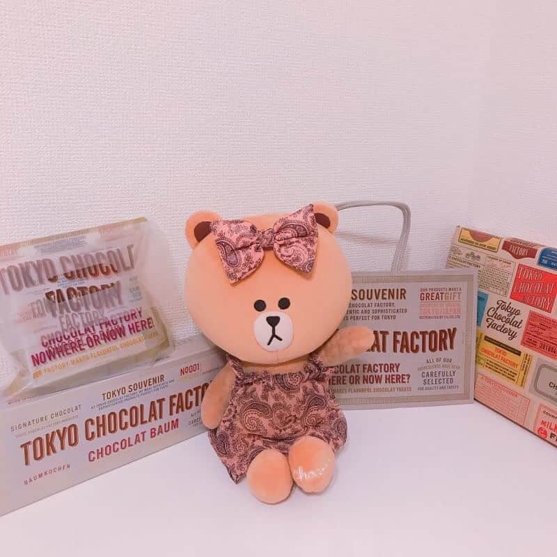 CHOCOさんのインスタグラム写真 - (CHOCOInstagram)「🎀🍫🎀☕️🎀🍫🎀 . #東京みやげにもってこいなチョコスイーツ🍫 . チョコがコーティングされたショコラバウムをセレクト🎶 パッケージがかわいくて思わずパケ買いしちゃった😍💕 . . #東京ショコラファクトリー #tokyochocolatfactory #ショコラバウム #linefriends #withCHOCO」6月20日 12時00分 - this_is_choco