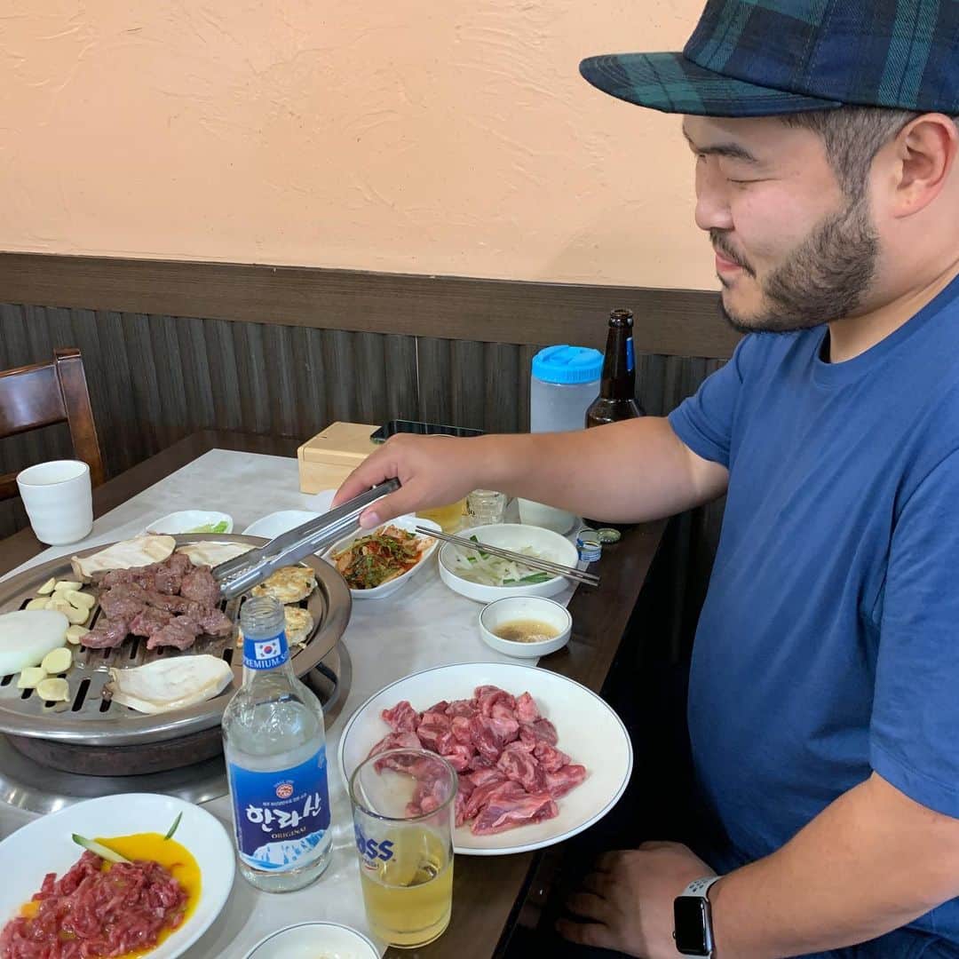 のインスタグラム：「. 고기는 먹을 때도 신나지만 구울 때도 신나요~~🍖 . #갈비살」