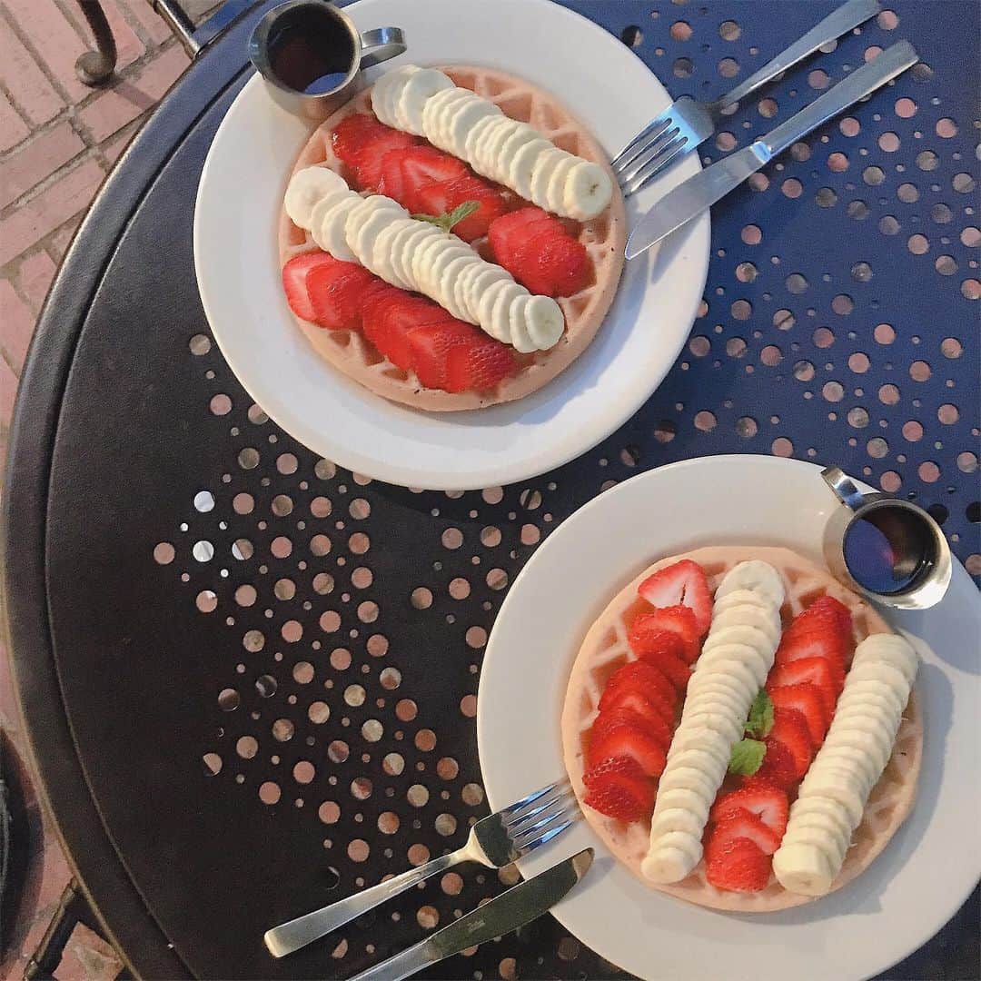 のインスタグラム：「いちごとバナナワッフル🍓🍌」