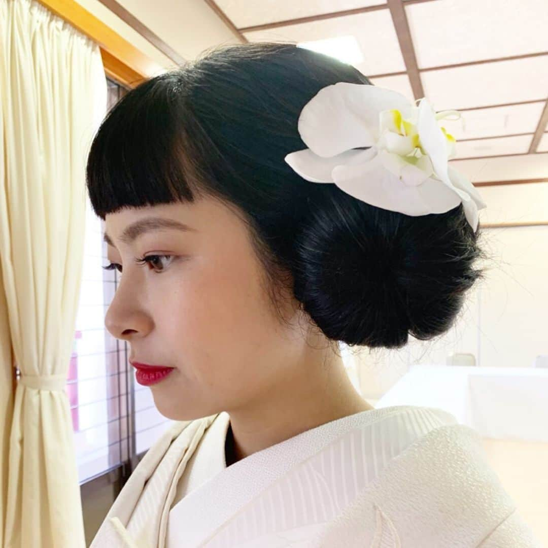 知念美加子さんのインスタグラム写真 - (知念美加子Instagram)「神前式⛩ ・ ・ いろいろ迷ったけど、、 2人のキャラ的にチャペルではないなと笑 （こっぱずかしい） ・ ・ ここは日本人らしく厳かに、そして親しみの深い場所でと思い、七五三や初詣でもお世話になってる波上宮（なみのうえぐう）での挙式をしました。 ・ ・ 白無垢はフェスティーナ（ナハテラスのサロン）にて、旦那さんお母様のご友人に着付けをお願いしました！８ヶ月妊婦の着付けを素早く丁寧に、最後まで着崩れなく仕上げてくれて感謝です😌❤️ ・ ・ 白無垢は金の刺繍の鶴が豪華で、袖と裾に赤が映える赤ふきを選びました。伝統的かつ自分らしさ。 ・ 旦那さんの紋付も一番シンプルなやつ。ヒゲは最後まで迷って整えておりました。笑 ・ ・ ・ ヘアメイクは信頼している @y____c_____ さんにお願いして、メイクはナチュラルに、ヘアは、つるっと仕上げたいとオーダー。目元はナチュラルだけど、ワインカラーをアクセントに、ヘアーは白無垢のボリュームに合わせてエクステも足してもらいました🙏❤️トレードマークのオン眉はそのままね笑 ・ ・ 髪飾りはいろいろ探してみたけど、やっぱり生花が綺麗で豪華だなと思い、母のご友人の花屋さんに胡蝶蘭をオーダーして取り寄せてもらい、前日夜に母と一緒に作りました🌺笑 ・ ・ 全体的に、いつ振り返っても古くならないように、古典的でシンプルにしてもらったのですが、ネイルだけ個性出しちゃったよね。笑（見えないしいっかって） ・ ・ ・ 結婚式後の、親族顔合わせでは、 2日前くらいに公設市場で買ったピンクの ムームーを💘笑 旦那さん頑張って着てくれました😂 ・ ・ ・ という感じで、 こだわったのか、こだわってないのか🤷🏼‍♀️ なんとも、自分たちらしい結婚式になったと思います。笑 ・ ・ ・ これからも、よんなーよんなー 2人らしく、お互いを尊重し合って、協力し合い、幸せを積み重ねていきたいと思います❤️ ・ ・ ・ ご参列頂きありがとうございました。 ・ ・ ・ ・ #結婚式 #和装 #波上宮 #神前式」6月20日 12時18分 - chinenmikako