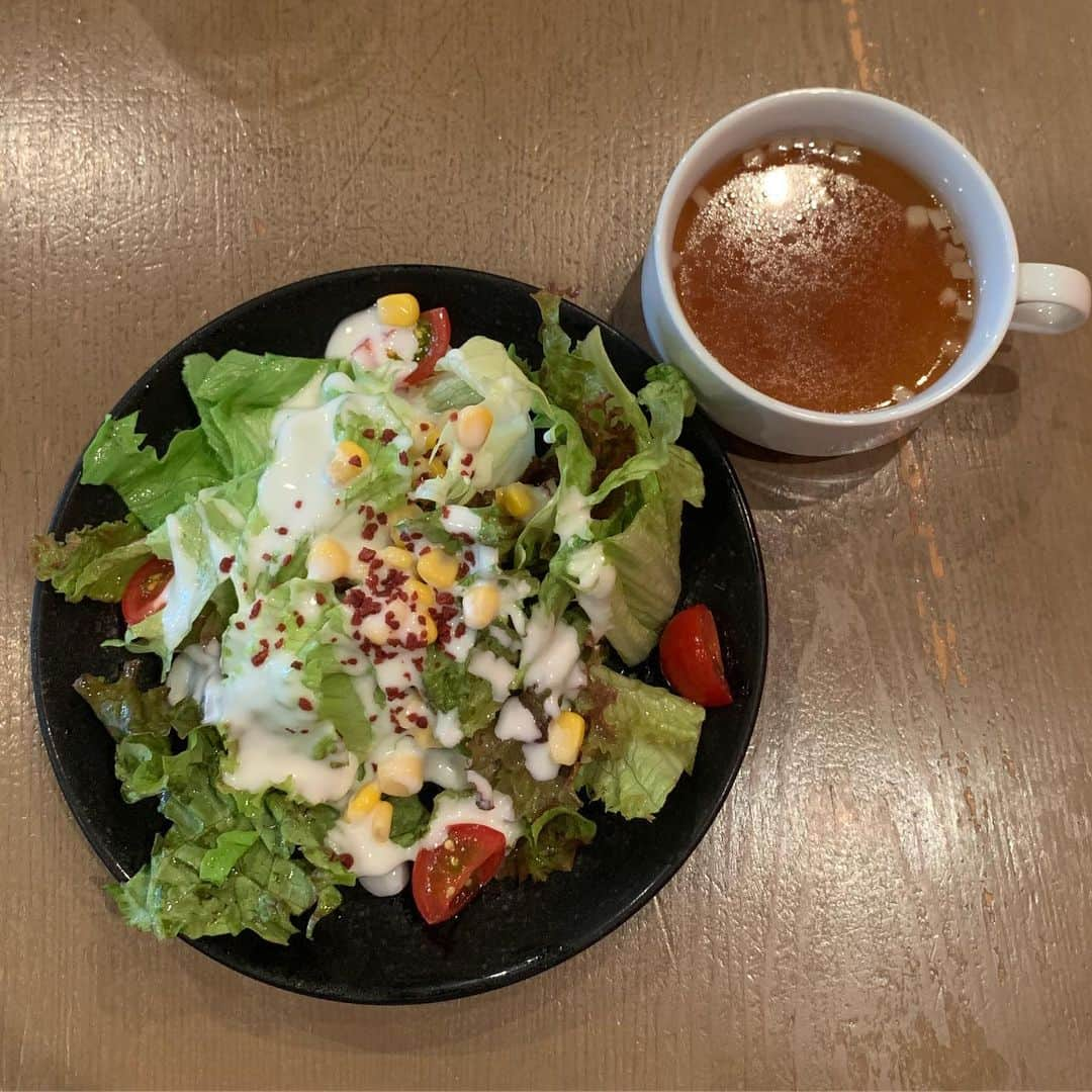 くろさんのインスタグラム写真 - (くろInstagram)「デミハンバーグランチ🍽800円 サラダ・スープ・温玉・ドリンク付き 🥗ここはサラダが美味しいので今度サラダランチにしてみよっと😋 ちなみにランチドリンクにビールも選べるのですが隣でビール飲んでて羨ましかった… #デミハンバーグ #デミグラスハンバーグ #SHINBASHI #スタンディングバーshinbashi #ランチは3F #ちゃんと座れます #おしぼり有り #新橋ランチ」6月20日 12時27分 - m6bmw