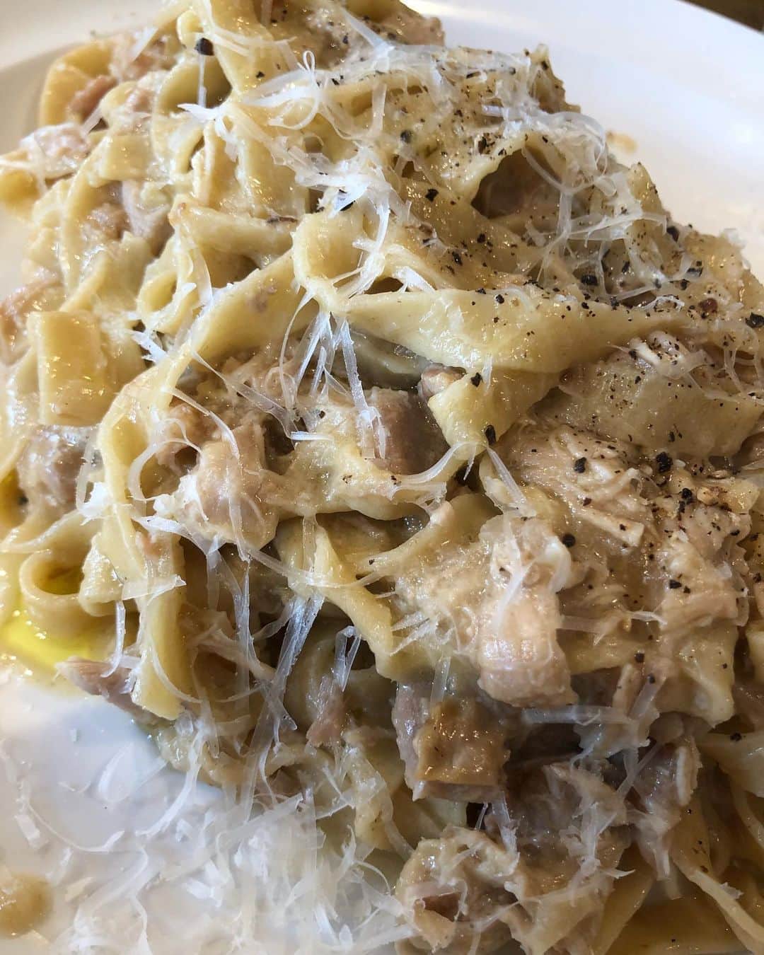 大根仁のインスタグラム：「例のパスタ屋。鳥モモ肉白ワインソースのタリアッレ。これまた！！」