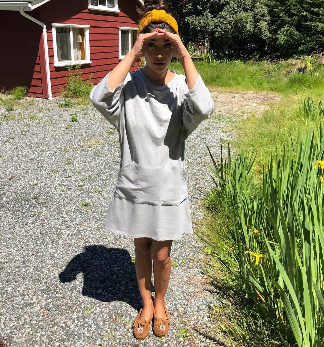 ハンナ・シモンさんのインスタグラム写真 - (ハンナ・シモンInstagram)「Oh I’m sorry I can’t see you through all the dopeness that exists on tiny Canadian islands. #deerinmybackyard #beerinmyfronthand #passmemybeerdear #illshowmyselfout 🍺 🦌👋🏽」6月20日 12時20分 - therealhannahsimone