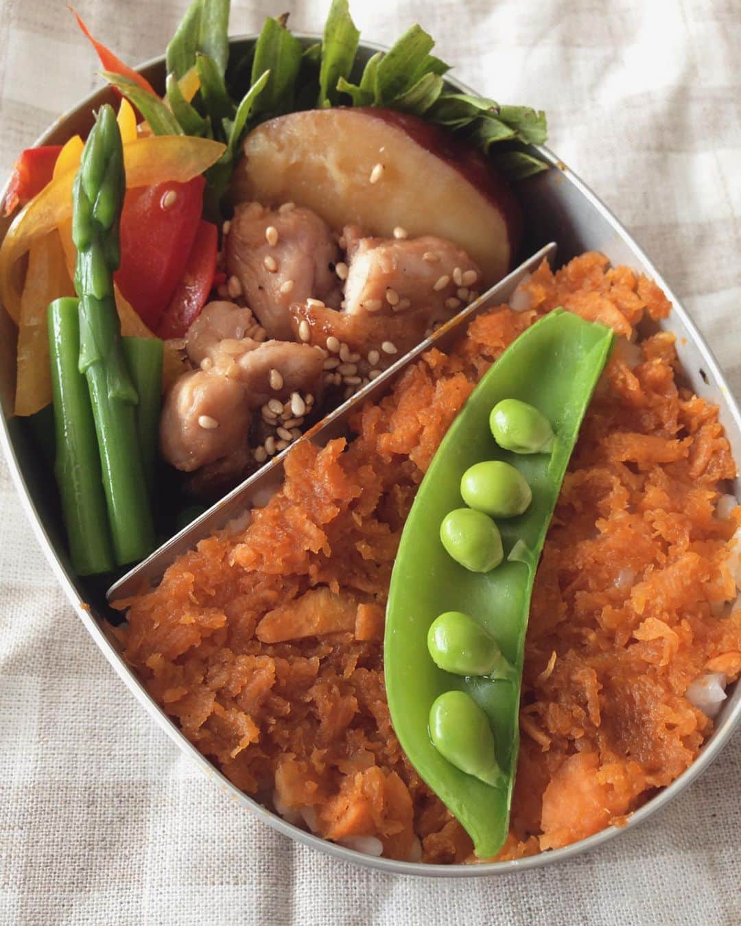 宮前真樹さんのインスタグラム写真 - (宮前真樹Instagram)「#お弁当 #こども弁当 人参甘辛ふりかけ 野菜と鶏肉はひと口サイズ。  お弁当は姪が小さな頃とか たまに泊まりに来た翌日に持たせる程度しか作る機会がない。  毎日作るって本当に大変な事だと思う。  私が母に作ってもらっていたお弁当は 見事に全部茶色だった せめてトマトとか せめてレタスとか なんかありませんでした？と 日々思っていた😂. . ある日は前日の残りのおでんが入ってた ごはんは汁を吸ってふやけてて おでんと言っても練り物が2.3枚ペロッと 結局全部茶色だし笑  おでんだけでパックに入れるとか無いのです お弁当箱におかずとして練り物入れてるのです アレンジとか一切無しで練り物 恐るべし母の弁当！だった😂. . 可愛いお弁当に憧れて 中学の運動会の時に 初めて自分でお弁当を作った。  憧れのそぼろとピンクの桜でんぶ 人参はお花に型抜きして  絹さやで葉っぱをイメージ 下手くそだったけど とても満足した思い出。  母のご飯がいつも面白かったので 私はお料理を作れるようになりたい！と思ったのでした。  母の名誉のために一応書くと 煮物と煮魚はとても美味しい！ すごい茶色だけど笑笑 #茶色い弁当 #汁だく弁当 #ビニール袋に入ってる弁当 #せめて袋だけでも可愛くしてくれ そんな母ご飯の思い出 「母の味」は？とか聞かれると 面白弁当と茶色おかずしか出てこない😂」6月20日 12時20分 - miyamaemaki0116