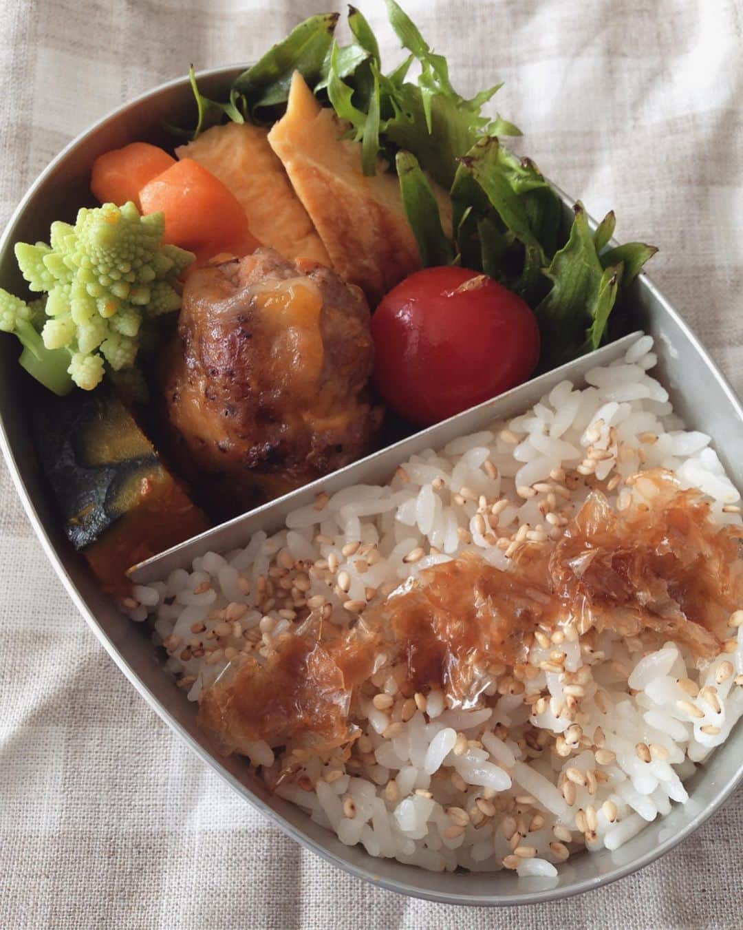 宮前真樹さんのインスタグラム写真 - (宮前真樹Instagram)「#お弁当 #こども弁当 人参甘辛ふりかけ 野菜と鶏肉はひと口サイズ。  お弁当は姪が小さな頃とか たまに泊まりに来た翌日に持たせる程度しか作る機会がない。  毎日作るって本当に大変な事だと思う。  私が母に作ってもらっていたお弁当は 見事に全部茶色だった せめてトマトとか せめてレタスとか なんかありませんでした？と 日々思っていた😂. . ある日は前日の残りのおでんが入ってた ごはんは汁を吸ってふやけてて おでんと言っても練り物が2.3枚ペロッと 結局全部茶色だし笑  おでんだけでパックに入れるとか無いのです お弁当箱におかずとして練り物入れてるのです アレンジとか一切無しで練り物 恐るべし母の弁当！だった😂. . 可愛いお弁当に憧れて 中学の運動会の時に 初めて自分でお弁当を作った。  憧れのそぼろとピンクの桜でんぶ 人参はお花に型抜きして  絹さやで葉っぱをイメージ 下手くそだったけど とても満足した思い出。  母のご飯がいつも面白かったので 私はお料理を作れるようになりたい！と思ったのでした。  母の名誉のために一応書くと 煮物と煮魚はとても美味しい！ すごい茶色だけど笑笑 #茶色い弁当 #汁だく弁当 #ビニール袋に入ってる弁当 #せめて袋だけでも可愛くしてくれ そんな母ご飯の思い出 「母の味」は？とか聞かれると 面白弁当と茶色おかずしか出てこない😂」6月20日 12時20分 - miyamaemaki0116