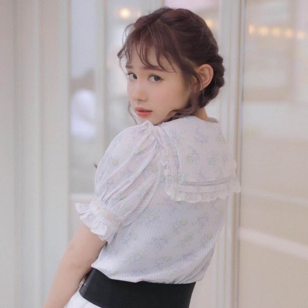 BUBBLESさんのインスタグラム写真 - (BUBBLESInstagram)「ㅤㅤㅤㅤㅤㅤㅤㅤㅤㅤㅤㅤㅤ 🌼BUBBLES PIC UP ITEM🌼 ㅤㅤㅤㅤㅤㅤㅤㅤㅤㅤㅤㅤㅤ ストライプ×花柄のプリントが施されたブラウス✨ 首元のチョーカー風デザイン、セーラーカラーと、 ガーリーには外せないこだわりのディテールが たくさん詰まった1着🙊💋 同じデザインのマキシワンピースver.も発売中だよ😘ㅤㅤㅤㅤㅤㅤㅤㅤㅤㅤㅤㅤㅤ ㅤㅤㅤㅤㅤㅤㅤㅤㅤㅤㅤㅤㅤ 【花柄セーラーブラウス】 ￥5,940 color : purple/yellow http://www.sparklingmall.jp/fs/sparklingmall/BS60970 ㅤㅤㅤㅤㅤㅤㅤㅤㅤㅤㅤㅤㅤ ______________________________________________  #bubblestokyo #bubbles_shibuya #bubblessawthecity #bubbles  #fashion #style #bubbles_BS60970」6月20日 12時20分 - bubblestokyo