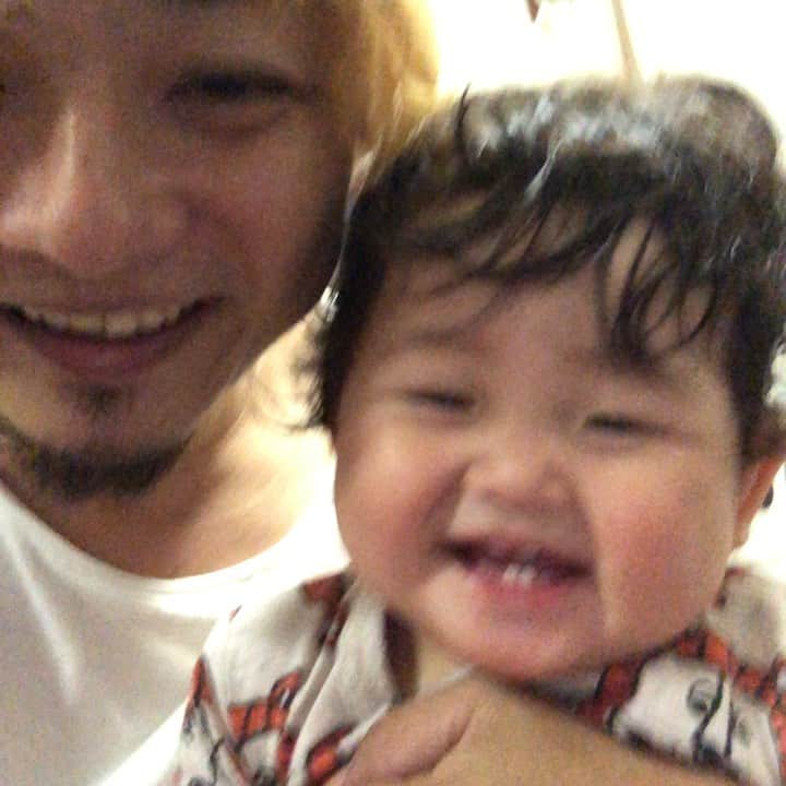 のインスタグラム：「【320日目】 6月18日(火) 夜、ブーして遊んだ。 楽しかった。本当に。 #ぺーぺー親父のくそ日記 #生後320日目 #生後10ヶ月 #赤ちゃん #女の子 #親父 #娘 #奥さん #松野家 #夫婦 #親子 #家族写真 #松野浩介 #森岡朋奈 #theだいじょぶズ #9月30日 #恵比寿 #リキッドルーム #ワンマン #ブー」