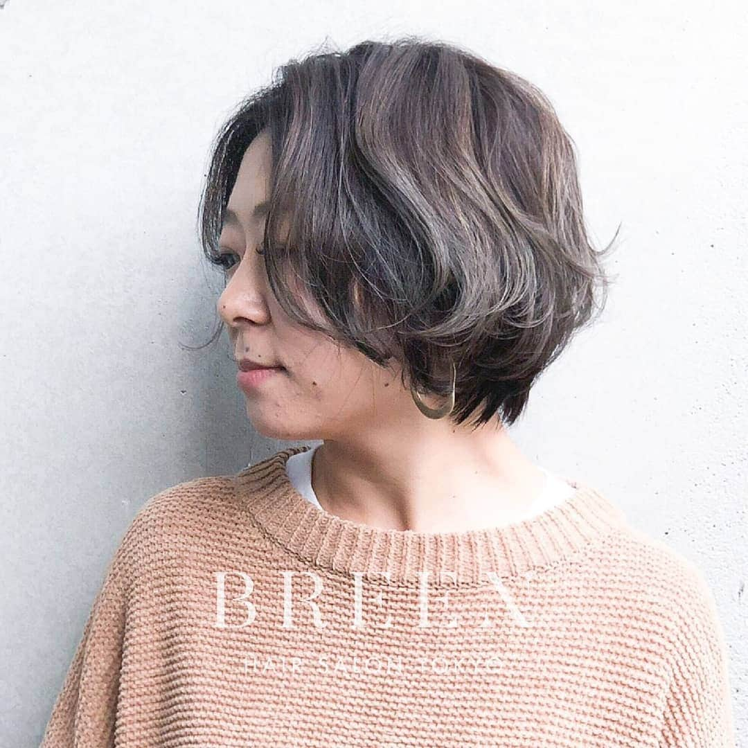 Hairsalon BREEN Tokyoさんのインスタグラム写真 - (Hairsalon BREEN TokyoInstagram)「. 【東京でショートヘアがうまい店・ジェンダーレスなヘアサロン✂】 . 「ただいま！と言ってしまうくらい何度も通いたい美容室」がコンセプト . お客さまが女性：男性比率が１：１　ジェンダーレスです。 . ヘアスタイルの質問はコメントにお願いします！ 担当スタイリストから返信します。 . . Cut:¥5,400 Color:¥5,400 Perm:¥5,400 . . . Hairsalon BREEN Tokyo 原宿駅・明治神宮前駅 5分 東京都渋谷区神宮前3-25-12FUJIBUILDING2F TEL:03-6432-9454 MAIL:info@hair-breen.com . #breentokyo  #原宿美容室 #表参道美容室 #明治神宮前美容室 #原宿ヘアサロン #ヘアサロン  #ヘアスタイリング  #イメチェン #カットが上手い #似合わせカット #ばっさりカット #ショートが得意 #ショートボブ #ショートボブパーマ #レイヤーボブ #切りっぱなしボブ #ショートカット #ショートカット女子 #ナチュラルヘア  #ヘアカラーアッシュ #ばっさりカット #グレージュカラー #抜け感ヘア #ヘアカタログ　 #ジェンダーレス #LGBT」6月20日 12時21分 - hairsalon_breen_tokyo