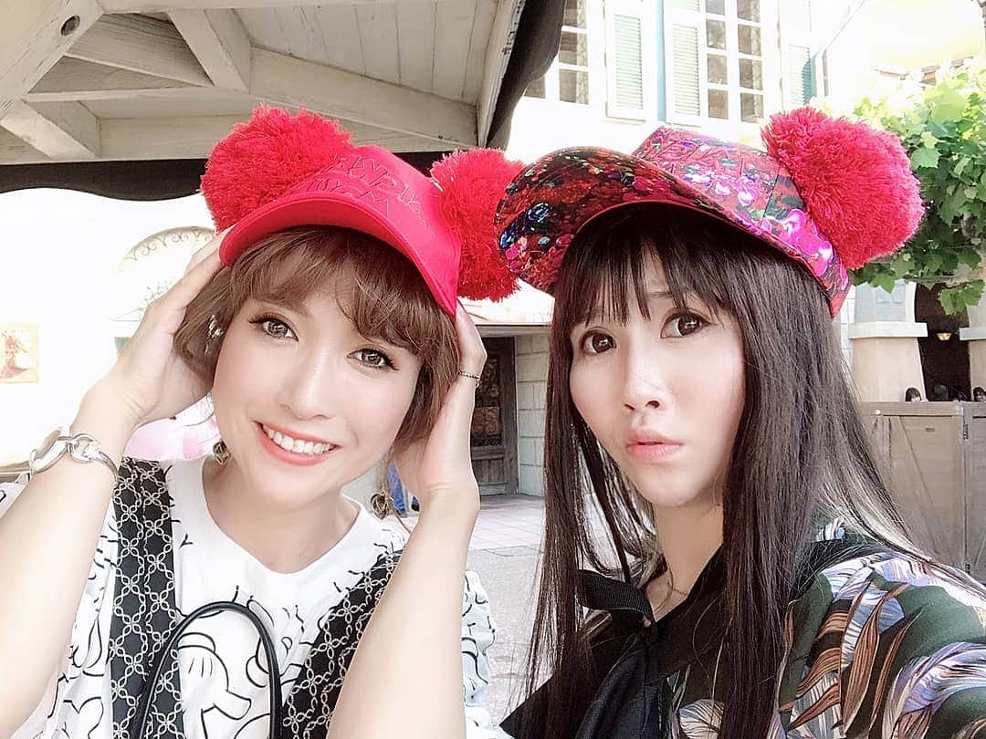 石関友梨のインスタグラム：「ちょっと前に佳代とディズニー♡ #sea #ディズニー #birthday #大食い #佳代姉 #アトラクション1個しか乗ってないのに #こんなに楽しいとは #笑いすぎた日 #歯紅 #大食い姉妹 #佳代姉だけど私の方が年上なw」