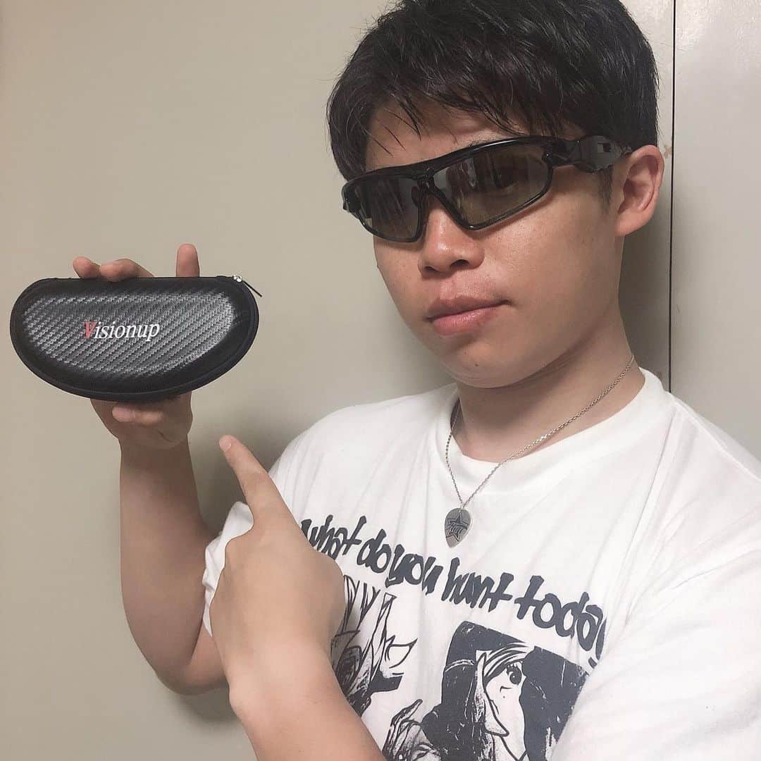 成田童夢のインスタグラム：「脳を活性化させ、様々な視力を鍛えるハイテクビジョントレーニング機器「visionup」さんにサポートして頂くことになりました！ 動体視力や深視力、周辺視などスポーツする上で必要な視力を気軽に高められ、運動神経や反射神経を鍛えられるというスグレモノ！ 私は各種ボードやe-sportsに！← #visionup」
