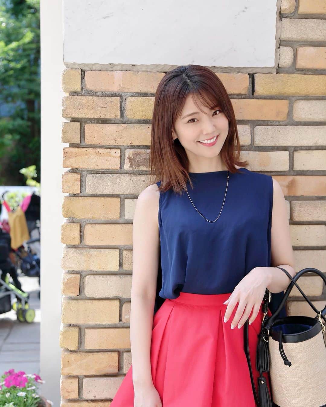林村ゆかりのインスタグラム：「昨日は自由が丘のヴェネツィアw ラヴィータでライバーさんと撮影しました❤︎ うーん、カラーに行かないと。ヘアカラーは1ヶ月に1回がオススメとヘアカラースペシャリスト、美容師の兄 @air_kimura が言ってました！ ⠀ ⠀ ⠀ #自由が丘#コーディネート#コーデ#夏コーデ#selfie#自撮り#takashihirama#美容#美容好き」