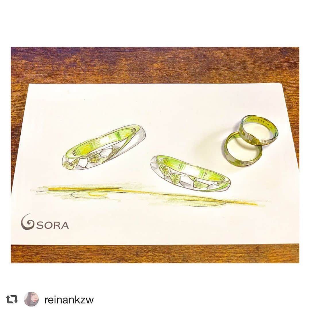SORA ≪SORA表参道の公式アカウント≫のインスタグラム：「. @sora_omotesando をフォローして、ぜひ『 #結婚指輪sora 』のハッシュタグを入れてお写真を投稿してください＊* . こちらのお写真は @reinankzw さまからリグラムさせていただきます♪ . ･:*+.･:*+.･:*+.･:*+.･:*+.･:*･: 頼んでいた結婚指輪がとうとう 出来上がったという知らせが来たので、 早速予約を入れて取りに行ってきました！  苔のデザインガチで最高です❤️ クリエイターさんとお店の方に感謝です(🙏˶‾᷄ꈊ‾᷅˵ ) ･:*+.･:*+.･:*+.･:*+.･:*+.･:*･: . #結婚指輪 #婚約指輪 #表参道 #金属アレルギー #金属アレルギー対応 #レアメタル #鍛造  #手作り #手作り指輪 #マリッジリング #エンゲージリング #ブライダル #ウェディング #プレ花嫁 #クリエィティブ #デザイン #個性的 #bridal #wedding #jewelry #ring #weddingring #creative #design #japaneseart #madeinjapan  #サムシングブルー #デッサン #dessin」