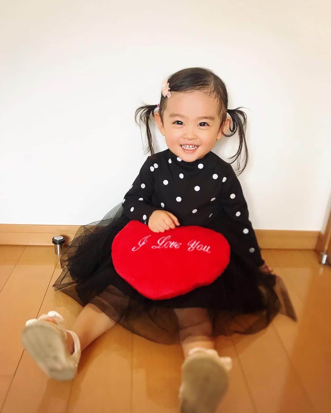 のインスタグラム：「. . ▶︎▶︎スライドしてね▶︎▶︎ 私がドット柄好きでリンクコーデしたくて GETしたんだけど暑くなったり寒くなったりで なかなか着れなかったワンピース👗 @eiiiiitooo さんのだよ😽 最近は自分でお洋服を選びます❤️ その分組み合わせ悪くて揉める事もあり😅 けど、ほんと女の子ってお洋服可愛い😻 . #instalove#instalove#instalove . #2歳6ヶ月 #女の子 #凜 #12月5日生まれ #仲良し親子 #ママライフ #ママリ #女の子ママ #アラフォーママ #ママさんと繋がりたい #親バカ部 #親バカ #ママリ #キッズモデル #ig_kids #kidsfashion #kidsmodel  #girlsmom #momlife #sexymom #love #모델 #데리룩 #팔로우 #엄마 #데일리룩」