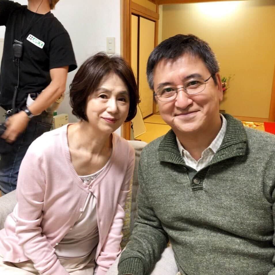 日本テレビ「偽装不倫」さんのインスタグラム写真 - (日本テレビ「偽装不倫」Instagram)「‪鐘子(#杏)と葉子(#仲間由紀恵)のご両親を紹介。父・幸一を演じる #伊沢弘 さん、母・みき子を演じる #朝加真由美 さん🎵‬ ‪#仲良し夫婦オフショット‬ ‪#家では肩身が狭いお父さん‬ ‪#孫の顔を早く見たいお母さん‬ ‪#偽装不倫 #東村アキコ‬ ‪#日テレ #水ドラ‬ ‪#YLAB #LINEマンガ #文藝春秋‬ ‪【公式HP】‬ ‪https://www.ntv.co.jp/gisouhurin/‬」6月20日 12時39分 - gisou_ntv