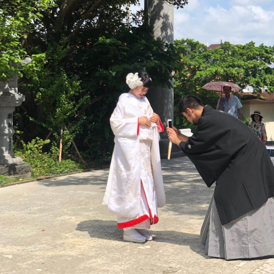 知念美加子さんのインスタグラム写真 - (知念美加子Instagram)「OFF SHOT ❤️ ・ ・ ・ ・ ・ 去年末くらいに結婚式したいね〜と話して、年始にたけのこ👶が来てくれたこと分かって、迷いに迷ったけれど、この神秘的な状況での神前式にも意味があるかもと思い、急ピッチで、しかも遠隔操作で進めた結婚式準備だったので、超バタバタ。笑 ・ ・ ・ 両家親族もびっくりの急な挙式にもかかわらず、ご参列頂きました。 ・ ・ 神前式では、両家が家族になる儀式（親族盃の儀）があるのですが、（そこでやっと←）結婚式の意味の深さを感じ、やって良かったなと心から感じました。 ・ ・ ・ 幸せいっぱい、感謝でいっぱいの一日でした。 ・ ・ ありがとうございました😊 ・ 令和元年 6月 15日 大安」6月20日 12時41分 - chinenmikako