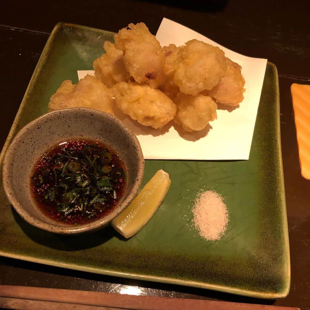 のインスタグラム：「‪昨晩は不識庵のホルモン天ぷら、花とギターで足袋井さん。‬ ‪そして爬虫類バーウロボロスでした^_^‬」