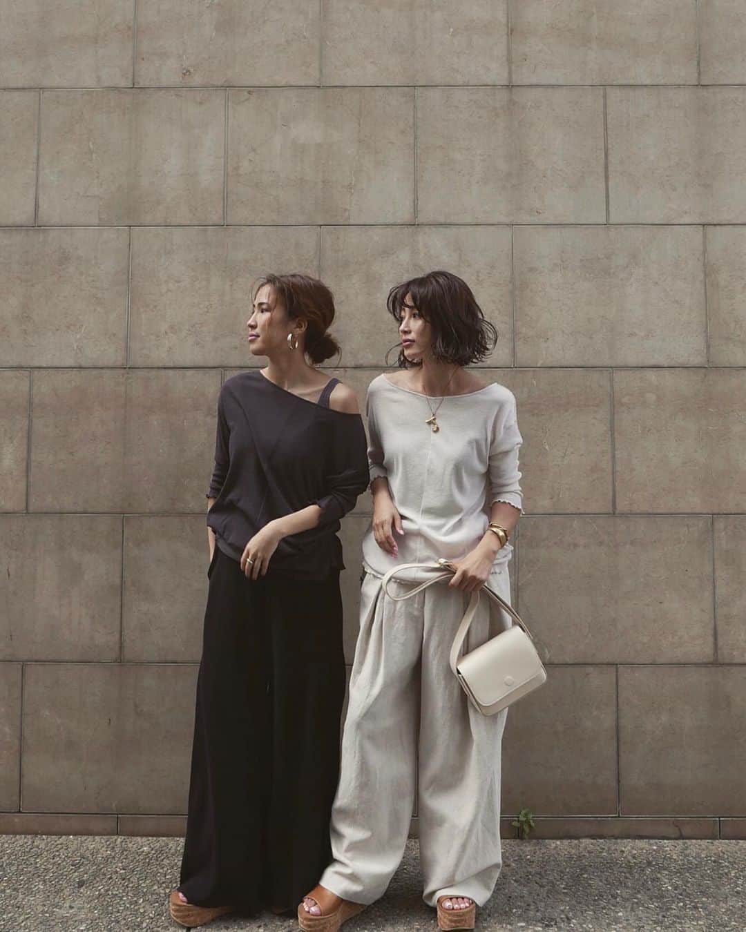 JUNNAのインスタグラム：「ここ最近の中でも特に気に入ってるトップス...🖤 いよいよ今日発売 #ソフトリブトップス このトップス発売を待ちわびていたよ〜 嬉しくて2人でお揃い。  とにかく。 軽い！！肌触り、着心地...最高です。 火曜日に着たくなるやつ！ 裾や袖のメローも可愛いし、 HANAみたいにドロップショルダーで着ても、 私みたいにボートネックとしても着られる。 あー。 ずっと説明しちゃう...。 @kotajimahana も2色買いか悩んでるらしい... 🧐 この可愛さなかなか写真で伝えられないのが悔しい。 詳しくは今夜20時からの @etretokyo インスタライブで... ・ ・ ・ #junna👠 #156cm #2019ETREss」
