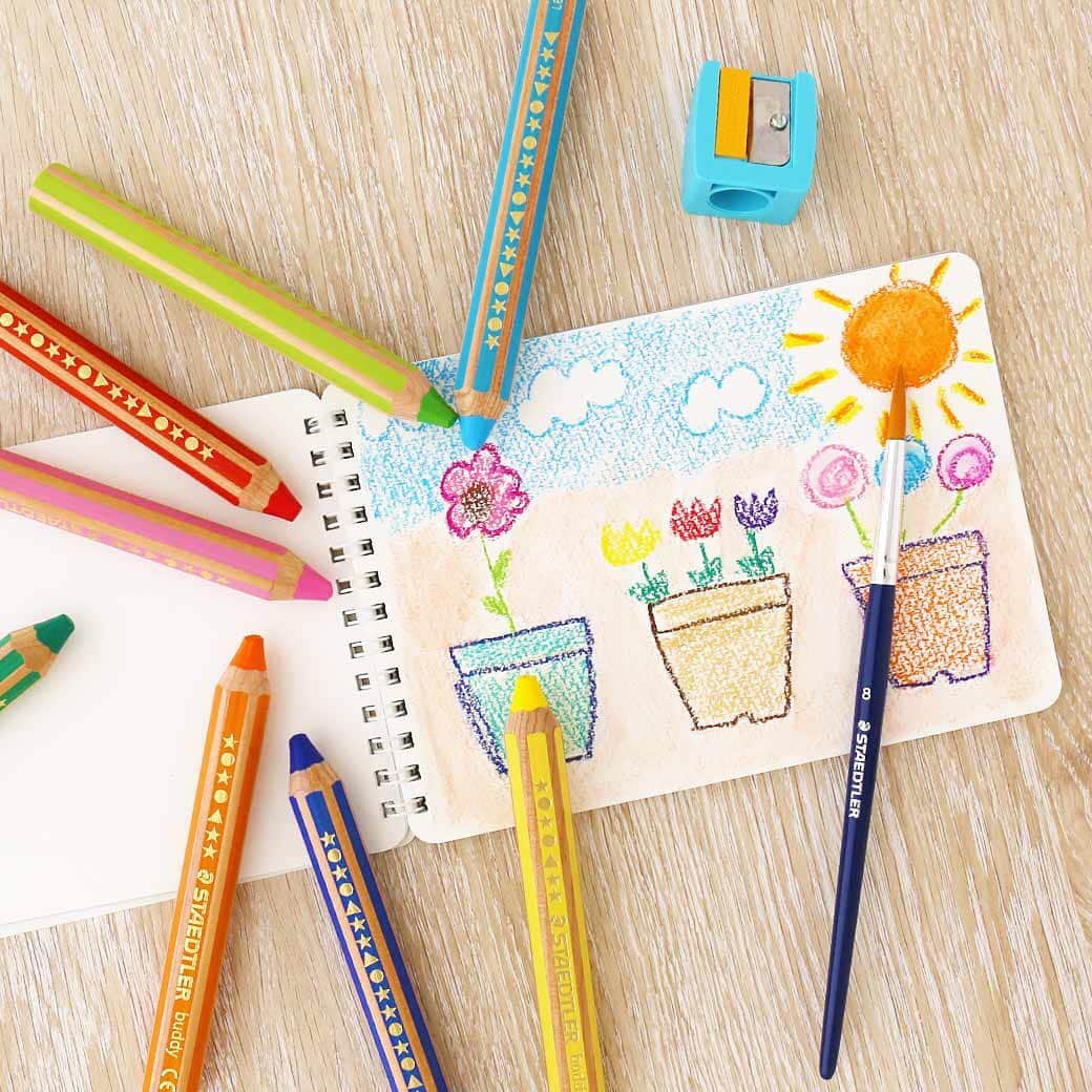 LOHACO（ロハコ）さんのインスタグラム写真 - (LOHACO（ロハコ）Instagram)「160 年以上の歴史を持つ🇩🇪ドイツ🇩🇪の． ＼『ステッドラー』が子どものために本気で開発‼／ ﻿ 2歳から使えるクレヨンみたいな”色鉛筆”が登場🌟 色鉛筆なのにクレヨンのような書きごごちで、小さな手でも持ちやすく、紙を飛び出して描いてしまっても水拭きや洗濯で簡単に落ちるのでママにも嬉しい＆安心の色鉛筆です♡ ﻿ ※材質や形状によっては落ちないものもあります。  ドイツの厳しい安全基準（EN71）に適合しているので、お子様にも安心して使ってもらえますよ😉💓 ﻿ ＿＿＿＿＿＿＿＿＿＿＿＿＿＿ ﻿ ▼Instagramで紹介した写真の詳細は プロフィール @lohaco.jp から♪ ﻿ ▼商品一覧はこちらから https://685.jp/31RxG8i ﻿ ＿＿＿＿＿＿＿＿＿＿＿＿＿＿＿ ﻿  #ステッドラー #ステッドラーバディ #ロハコ文具 #staedtler #stationery #文房具 #文具 #おえかき #stationeryaddict #色鉛筆 #クレヨン #カラフル #子どもアート #子供  #知育 #なんでもロハコ #ロハコ #LOHACO #暮らし #くらし #インスタ映え  #lohacobyaskul #askul #アスクル」6月20日 12時47分 - lohaco.jp