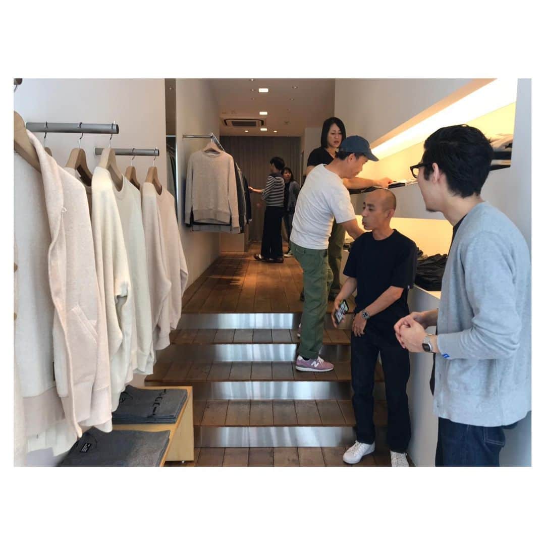 のインスタグラム：「*** 大阪受注会 3日目スタートです！ 本日は千駄ヶ谷より、津々木くんが店頭に💁🏻‍♂️ 皆様のご来店、お待ちしております。 . 「LOOPWHEELER 顧客さま受注会」とは、 日頃より『 LOOPWHEELER 吊り裏毛アイテム 』 をご愛用頂いておりますお客様へ向けてのスペシャルアイテム オーダー会です。 . ＊誠に申し訳ございませんが LWTシャツやポロシャツといった天竺、鹿の子アイテムではなく、「スウェットの吊り裏毛 アイテム」をご愛用頂いている顧客さまに限ります。 . ［ 詳細 ］ ・店内にアイテムのサンプルをご用意致しますので、その場でご試着して頂きその後、店頭にてオーダーシートにご記入頂くことで「オーダー完了」とさせて頂きます。 ・完全受注生産となりますので上記、期間以外のオーダーは承りかねます。- ・オーダーアイテムのお渡しは『店頭のみ』となり、お渡し時期は商品により異なりますが10月から12月を予定しております。- ・オーダー頂きました各アイテムは年内中にお迎え頂きますようお願い致します。- ・お支払いは商品お渡し時となります。- ・店舗状況(混雑)により入店制限をさせて頂く場合がございます。また、店頭状況につきましては当インスタグラムにて随時、ご案内させて頂きます。- ・上記、受注会期間中は何度でもご覧頂けます。オーダー後の変更、キャンセルは承りかねますのでご注意下さい。- ・受注会オーダーは「店頭のみ」とさせて頂き、通販対応等はお受けしておりません。- ・SNS等でのお問い合わせにはご回答致しかねますので、ご不明な点につきましては店頭にてお問い合わせいただきますようお願い申し上げます。 . #loopwheeler #ループウィラー #lw受注会2019 #ループウィラー受注会2019#loopwheelerpreorders2019#lwpreorders2019 #tsuriami #吊り編み#madeinjapan #日本製 #sweat#sweatshirt #スウェット#loopwheelerosaka #ループウィラー大阪」