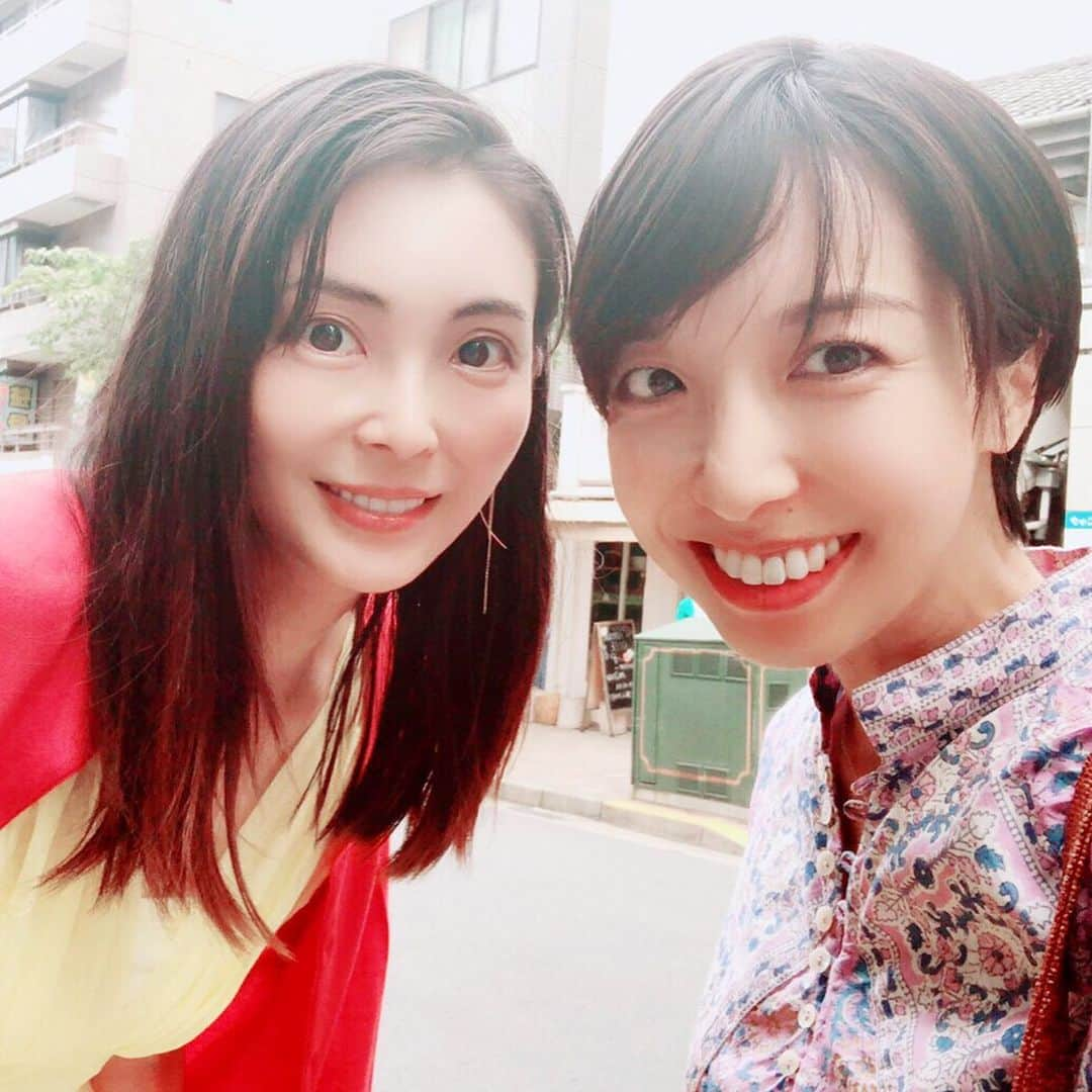 押切もえさんのインスタグラム写真 - (押切もえInstagram)「@misatokowaki が撮ってくれた写真。 美里ちゃんをお祝いするつもりが、この日も子育てやお仕事のことなど、ためになるお話をたくさん聞かせてもらっちゃいました。 いつも感謝です。  そしてお話は変わりますが、23日(日)はマークイズみなとみらいにて行われる『みんなでつくる 花のインスタレーションアート』の完成披露セレモニーに出演します。 13時からなので、お時間が合いそうな方はぜひ遊びに来てくださいね！ お待ちしています。 * #小脇美里 #ベストマザー賞  #お知らせ  #マークイズみなとみらい #イベント」6月20日 12時51分 - moe_oshikiri