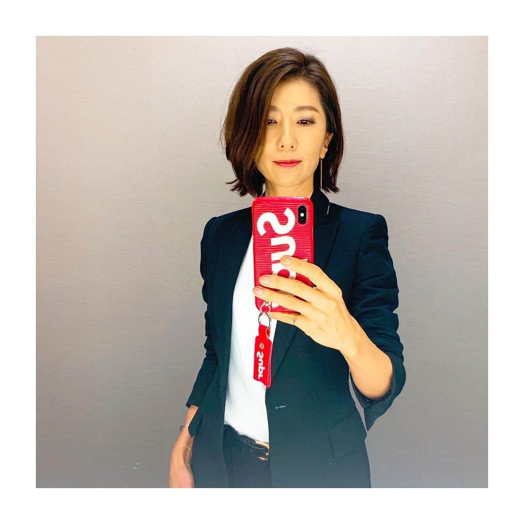 坂田陽子さんのインスタグラム写真 - (坂田陽子Instagram)「緊張の20分ノンストップ生ナレーション。無事に終わる。 ・ 気づけば12年‼️同じ現場に携わらせて頂いてます。 失敗した時もあった。 納得いく出来では無くて落ち込んだ時もあったけど ずっと見守って下さった関係者の皆様のお陰です。 ・ 時間をかけて築き上げてきた信頼だからこそ、 現状に甘んじること無く、更なる上を目指そう！！ ・ そんな決意の日のジャケット。 ・ 何年も着てる @stellamccartney  は シンプルでいて美しい、緊張感のあるシルエット。（少しでも太ったら着られない笑） だからこそ、背筋をピンっと伸ばして自分に、大丈夫。と自信をくれる！ ・ #ナレーション #生ナレーション この後 #ビールが美味しいな #開放感」6月20日 12時55分 - yokosakata