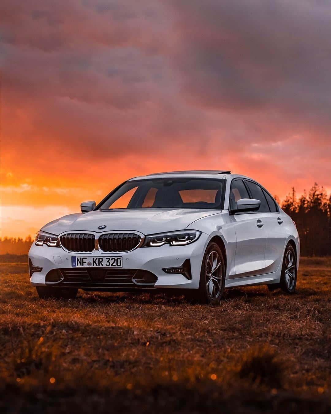 BMWのインスタグラム：「Riding into the sunset just got real. The BMW 3 Series Sedan. #BMWrepost @sowa.jpg @karl_raudzus #BMW #3Series」