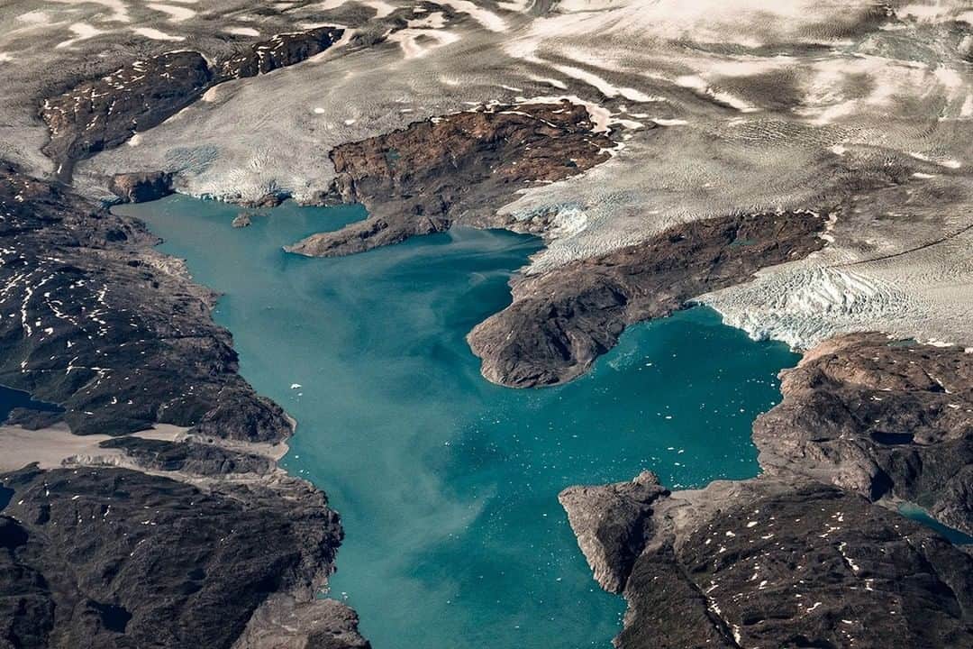 National Geographic Travelさんのインスタグラム写真 - (National Geographic TravelInstagram)「Photo by @mborowick | Flying high above Greenlands Southern Coast, at 34,000 feet to be exact, we can see the incredible glacier lagoons being formed before they descend into the ocean. Only on the clearest days is Greenland visible from these heights, and it’s a treat to be able to witness the magic happening down below. #greenland #ice #glacier #earth #explore」6月20日 13時01分 - natgeotravel