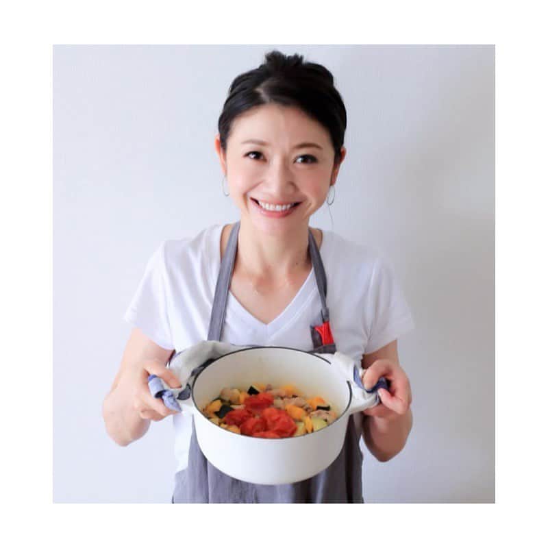 市橋有里のインスタグラム：「鍋があつっっっの表情ですが…今週も美髪がテーマのレシピです🍅ぜひ作ってみてくださいね♪ ・ https://diet.news-postseven.com/tagid?i=1823 ・ #美髪 #むくみ解消 #6月 #梅雨 #小学館 #ダイエットポストセブン  #instafood #cooking #小料理屋あり  @momoline_s  いつもありがとう！ @mika5nakayama  いつもありがとう！ #そして誕生日おめでとう🎂」