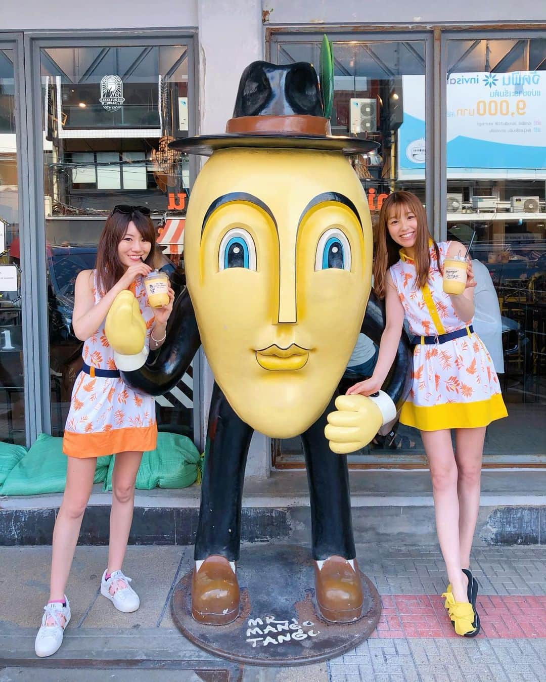 にゃんさんゴルフさんのインスタグラム写真 - (にゃんさんゴルフInstagram)「. . Mango Tango🥭🧡 ゴルフ帰りに バンコクにあるマンゴーカフェ😻 お持ち帰りでげっと😻 . . ウェアはビタミンカラーで色違い🍋 ちょうどマンゴーカラーでしたぁ！笑 . . . ゆずらーめん食べたい。。🍜笑 . . #マンゴータンゴー#サイアム#バンコク#タイ#カフェ#ゴルフ女子#スポーツ女子#タイゴルフ#海外旅行#エフィカス#ゴルフタイランド#カフェタイム#買い物#インスタ映えスポット#マンゴータンゴ姉妹#mangotango#takeout#thailand#golf#trip#banana #efficace#yuzuramen#followme#instagood」6月20日 13時09分 - miiiii0228