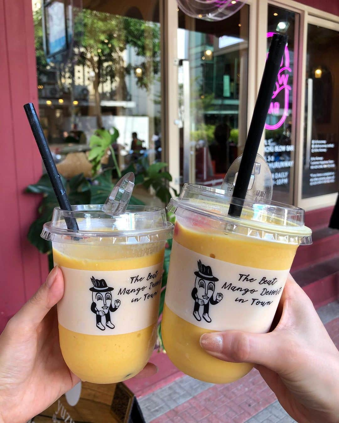 にゃんさんゴルフさんのインスタグラム写真 - (にゃんさんゴルフInstagram)「. . Mango Tango🥭🧡 ゴルフ帰りに バンコクにあるマンゴーカフェ😻 お持ち帰りでげっと😻 . . ウェアはビタミンカラーで色違い🍋 ちょうどマンゴーカラーでしたぁ！笑 . . . ゆずらーめん食べたい。。🍜笑 . . #マンゴータンゴー#サイアム#バンコク#タイ#カフェ#ゴルフ女子#スポーツ女子#タイゴルフ#海外旅行#エフィカス#ゴルフタイランド#カフェタイム#買い物#インスタ映えスポット#マンゴータンゴ姉妹#mangotango#takeout#thailand#golf#trip#banana #efficace#yuzuramen#followme#instagood」6月20日 13時09分 - miiiii0228