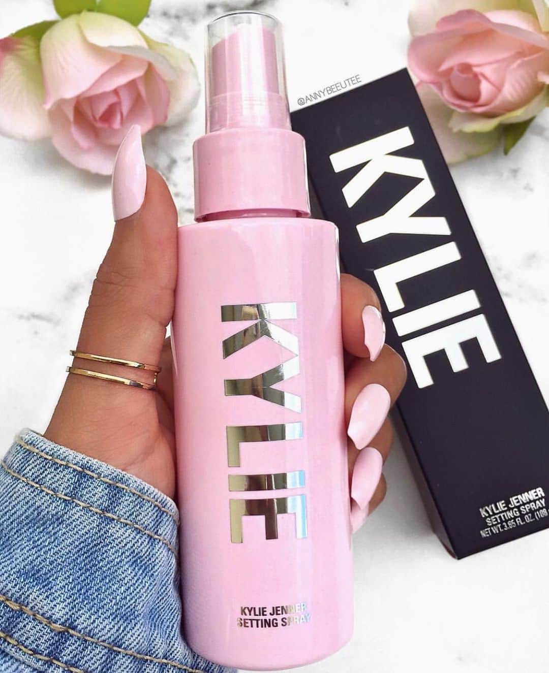 Kylie Cosmeticsさんのインスタグラム写真 - (Kylie CosmeticsInstagram)「Pick up a setting spray and make it last 🙌🏽💗 thank for the pic @annybeeutee」6月20日 13時14分 - kyliecosmetics
