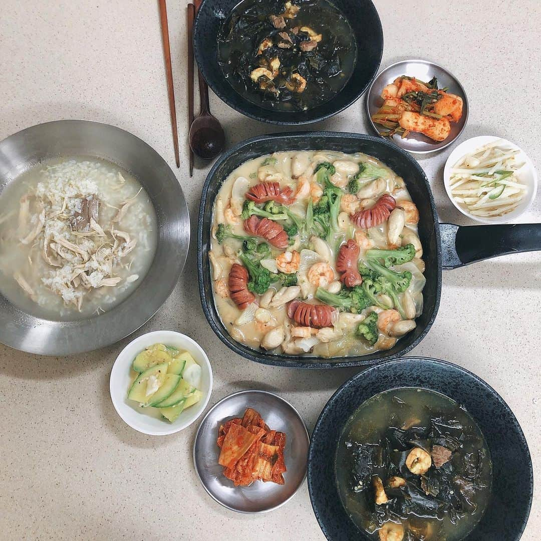 Choi Somiさんのインスタグラム写真 - (Choi SomiInstagram)「⠀⠀⠀⠀⠀ #소미언니식탁🍴  엄마 생일 축하해🎂🥂♥️ 음식 다 맛있다고 극찬 하셨음 ˃̵͈̑ᴗ˂̵͈̑ ⠀⠀⠀⠀⠀ 근데 @csc470 안 오니?」6月20日 13時15分 - cxxsomi