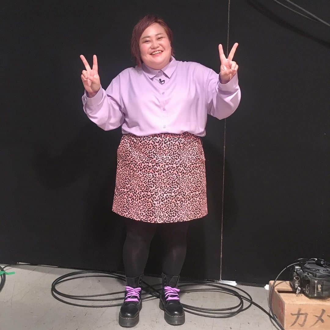 おかずクラブのインスタグラム：「こんにちは。スタイリストです。 だいぶサボってたなぁ〜。 ご存知の通り、最近ゆいPさんが髪の毛バッサリ切ったわけで✂️ 前みたいなハデハデポップな衣裳が若干似合わなくなった…気がしてます！笑 試行錯誤の日々です。 大人っぽい感じの方が似合う。って事で、この日は髪の毛の色に合わせて、明るめの色ではありますが、パープルよりのピンクで合わせて、トップスも襟付きシャツにしました！ 片耳だけ大振りなイヤリングで、ゆいPさんの今までのイメージも残しつつ、今までより少し大人っぽくしました！ トップスが無地なんで、スカートはピンクレオパードにしました。 どうですか？ スタイリスト個人的にはわりとお気に入りです。  ゆいP⭕️ シャツ&スカート👉PUNYUS @punyus  ブーツ👉Dr. Martens @drmartens_japan  イヤリング👉MACARONIC @hoyajuku_macaronic  その他👉スタイリスト私物  #おかずクラブ #ゆいP #okazugram」