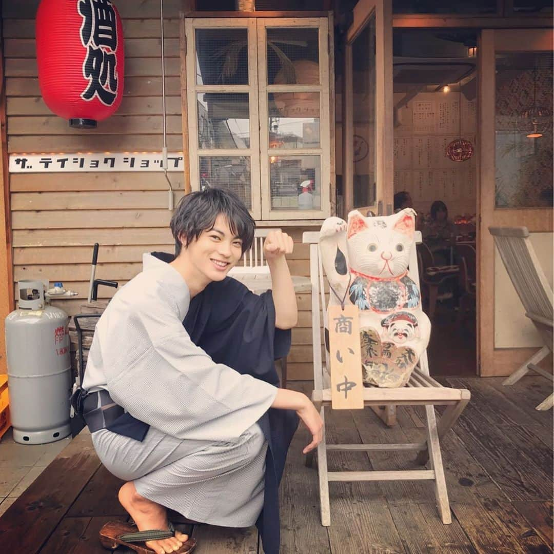 アール編集部さんのインスタグラム写真 - (アール編集部Instagram)「お待たせしました🙇 神尾楓珠オフショットです！ . またもお菓子をはむはむしたり、招き猫したり、いろいろ見せてくれてますが なかなかうまくいかなかったシャボン玉がうまく吹けたドヤ顔動画をぜひ目に焼き付けてください🎈 . #神尾楓珠  #浴衣男子 #ar7月号発売中」6月20日 13時25分 - ar_magazine