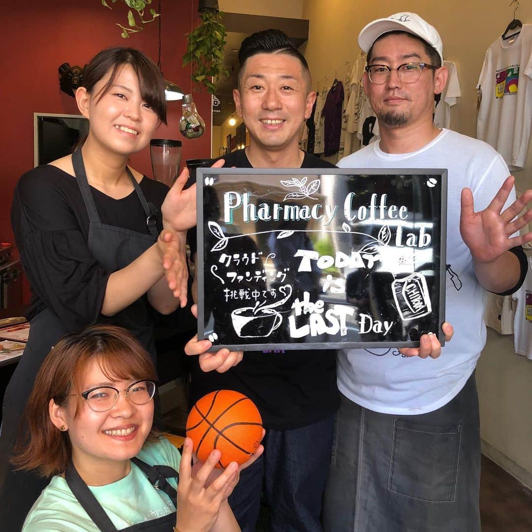 のインスタグラム：「約2ヶ月に渡り、実施して参りましたクラファンも、いよいよ今日の23時59分59秒まで！  本格的なカウントダウンも始まっております。  既に相当たくさんの方にご支援いただいております。本当にありがとうございます！  最後、1000人目指して、このクラファンも締めくくりたいと思います！  @pharmacycoffeelab 「遊び方改革」、一緒に遊んでくれる人ー、この指とーまれ！  #tdx #pharmacycoffeelab #ファーマシーコーヒーラボ #nagoyacafe #名古屋カフェ #遊び方改革 #faavo名古屋栄」