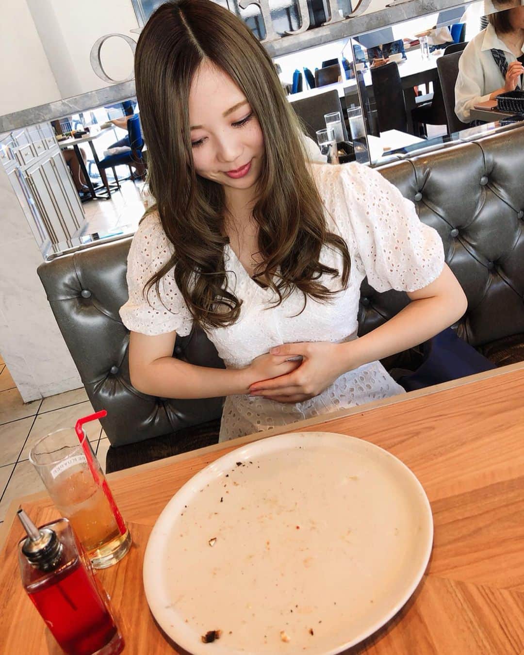 西村季里子さんのインスタグラム写真 - (西村季里子Instagram)「・ 今週2回もランチに行った "おばけサラダ"が名物な(私の中だけ) レストラン👻🥗🍴 いつもサラダしか食べなかったけど、 なんだかこの日はどうしてもピザが食べたくて 頼んでしまった🥺🍕🍕🍕 ピザも普通に大きいのに ひとりでペロリと食べた🥺🍅🍅🍅 ワンピがはち切れそうだね🙈 (そういうワンピだから←) マルゲリータ美味しかった〜💓 この次の日はちゃんとおばけサラダ食べたよ🥗 毎日外食続きでそろそろ注意報🐖 でも当分外食が続く🐖🐖 これは…🐖🐖🐖 #ランチ#lunch#サラダ#salad#🥗 #おばけサラダ#👻#ピザ#pizza#🍕 #マルゲリータ#ペロリ#美味 #ワンピース#はち切れそう#でもこれは仕方ないの #姿勢よくしないとはち切れそうになるの #🐖#外食#デブエット#ダイエット#diet #follow#followme」6月20日 13時39分 - kiriko_nishimura