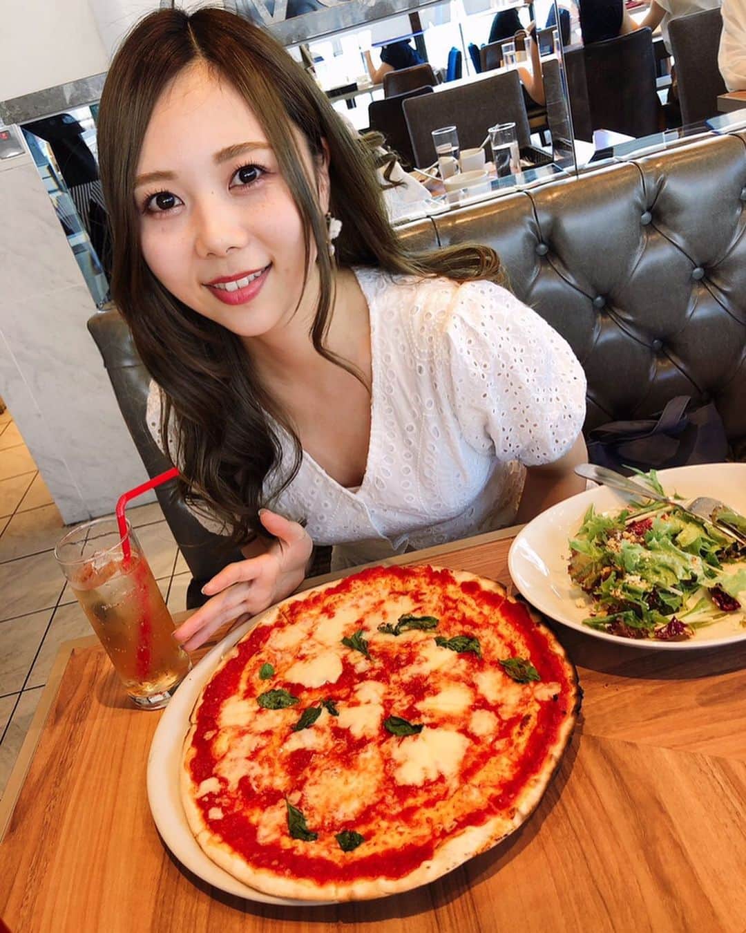 西村季里子のインスタグラム：「・ 今週2回もランチに行った "おばけサラダ"が名物な(私の中だけ) レストラン👻🥗🍴 いつもサラダしか食べなかったけど、 なんだかこの日はどうしてもピザが食べたくて 頼んでしまった🥺🍕🍕🍕 ピザも普通に大きいのに ひとりでペロリと食べた🥺🍅🍅🍅 ワンピがはち切れそうだね🙈 (そういうワンピだから←) マルゲリータ美味しかった〜💓 この次の日はちゃんとおばけサラダ食べたよ🥗 毎日外食続きでそろそろ注意報🐖 でも当分外食が続く🐖🐖 これは…🐖🐖🐖 #ランチ#lunch#サラダ#salad#🥗 #おばけサラダ#👻#ピザ#pizza#🍕 #マルゲリータ#ペロリ#美味 #ワンピース#はち切れそう#でもこれは仕方ないの #姿勢よくしないとはち切れそうになるの #🐖#外食#デブエット#ダイエット#diet #follow#followme」