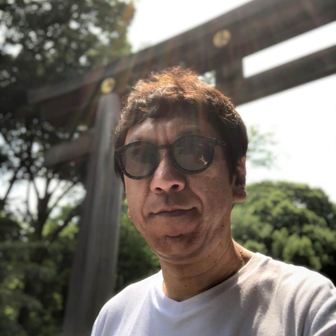 布袋寅泰さんのインスタグラム写真 - (布袋寅泰Instagram)「Discover Japan 今日は明治神宮へ。30年東京に暮らしながら実は一度も行ったことがなかった場所。ツアーの無事完走を祈願してきました。#明治神宮 #discoverjapan #meijijingu #布袋寅泰」6月20日 13時40分 - hotei_official