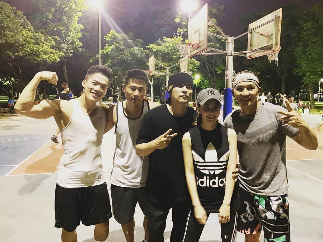 ハンナ・クインリヴァンさんのインスタグラム写真 - (ハンナ・クインリヴァンInstagram)「Late night basketball 🏀 #basketball #latenightparty @jaychou @willliu107 @hulk770408」6月20日 13時42分 - hannah_quinlivan