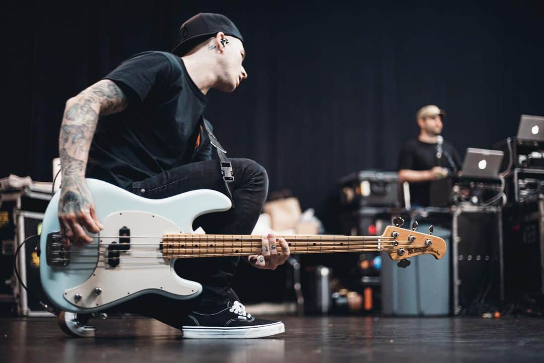 ジャスティン・ヒルズのインスタグラム：「These Cutlass basses are the shit. I love these things! Here we go @rockstardisrupt all summer! @ernieball @music_man #ernieball @robotochoa @timdovestuff @vontomas Photo: @itsdannytodd」
