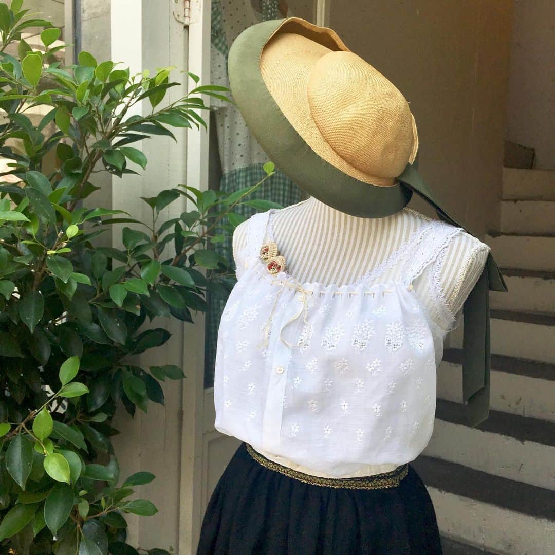 NUTTY Vintage&Collectibleさんのインスタグラム写真 - (NUTTY Vintage&CollectibleInstagram)「☘️new arrival ☘️ Early century cotton sleeveless tops  儚い花柄に心くすぐられます。 キャミソールの上に１枚さらっと合わせて。 ツバ広のストローハットに、ストロー素材のイヤリングを合わせて、さわやかなサマースタイル。  #nutty#vintageshop#boutique#osaka#horie#japan#ootd#fashion#vintagestyle#vintagefashion#used#vintage#大阪#堀江#南堀江#古着#古着屋#古着女子#ヴィンテージ#ビンテージ#ootd#コーディネート#coordinate#ファッション#大阪古着#ヴィンテージショップ#40s#50s#60s#earlycentury」6月20日 13時50分 - nutty_vintage