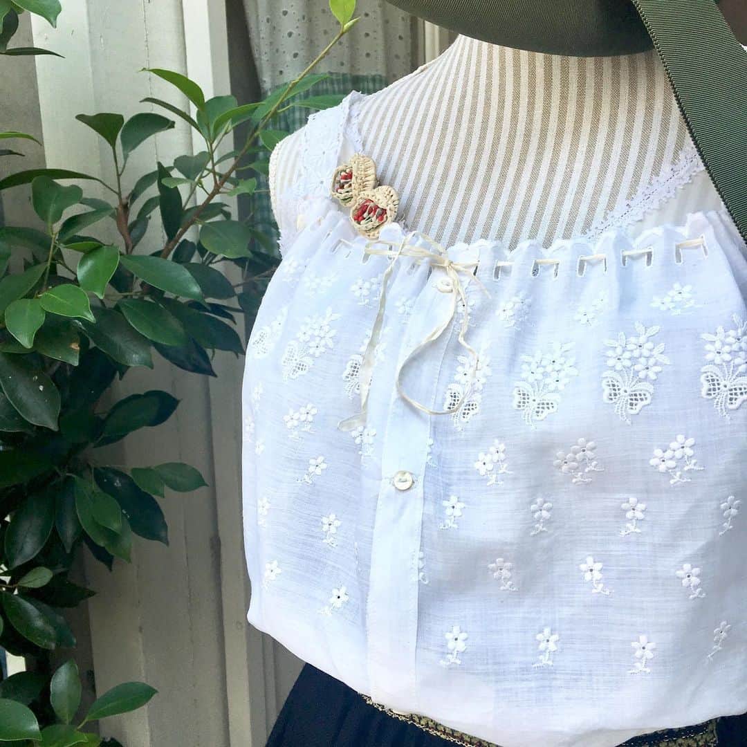 NUTTY Vintage&Collectibleさんのインスタグラム写真 - (NUTTY Vintage&CollectibleInstagram)「☘️new arrival ☘️ Early century cotton sleeveless tops  儚い花柄に心くすぐられます。 キャミソールの上に１枚さらっと合わせて。 ツバ広のストローハットに、ストロー素材のイヤリングを合わせて、さわやかなサマースタイル。  #nutty#vintageshop#boutique#osaka#horie#japan#ootd#fashion#vintagestyle#vintagefashion#used#vintage#大阪#堀江#南堀江#古着#古着屋#古着女子#ヴィンテージ#ビンテージ#ootd#コーディネート#coordinate#ファッション#大阪古着#ヴィンテージショップ#40s#50s#60s#earlycentury」6月20日 13時50分 - nutty_vintage