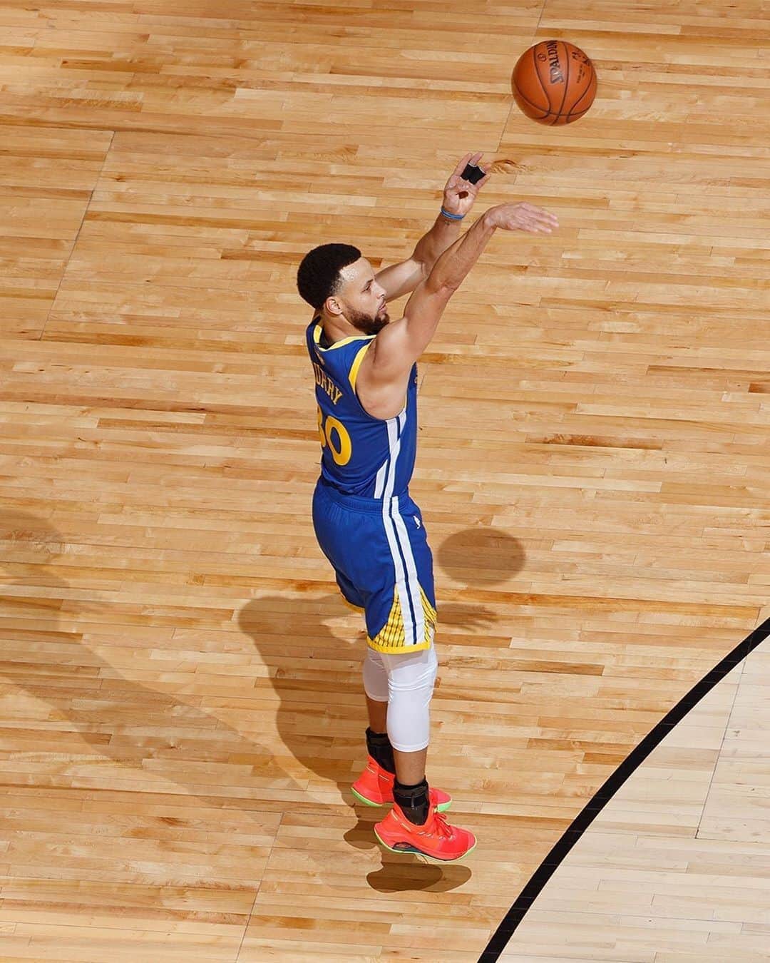 のインスタグラム：「A celebration of Oracle Arena. #UnderArmour Curry 6 “Roaracle” Launching 6/21, Select Stores and Online」