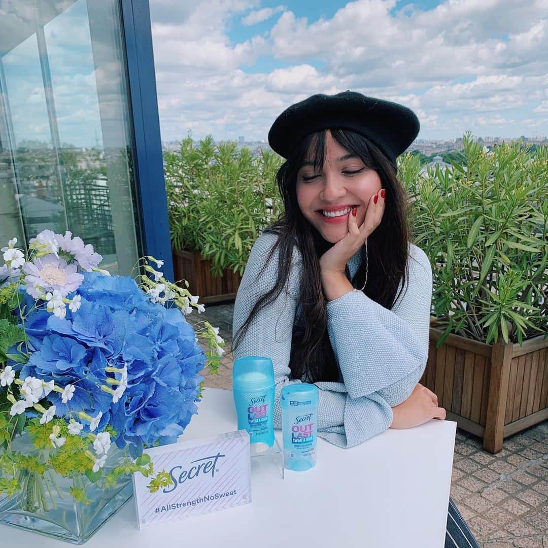 ステラ・ハジェンズのインスタグラム：「Paris was such an amazing time. So incredibly beautiful, perfect weather and bright blue skies 💙 i’m missing it already but i’m soo thankful to @secretdeodorant for taking me on a trip I won’t forget! till next time, france xx #OutlastAnything #AllStrengthNoSweat #ad」
