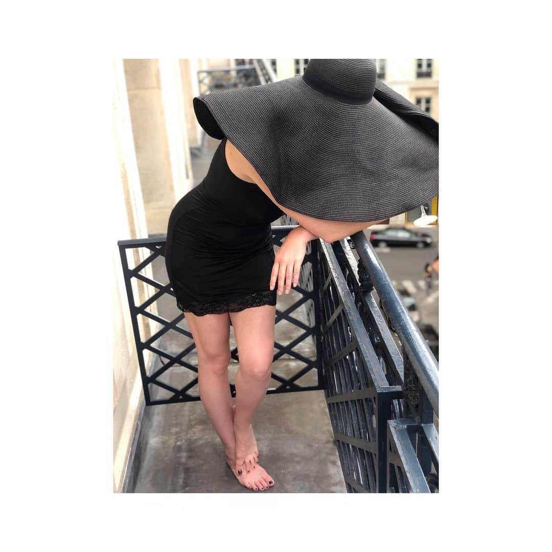 JO BAKERのインスタグラム：「J O • B A K E R / moi !! Lazy terrace times... #🇫🇷 #birdlife」