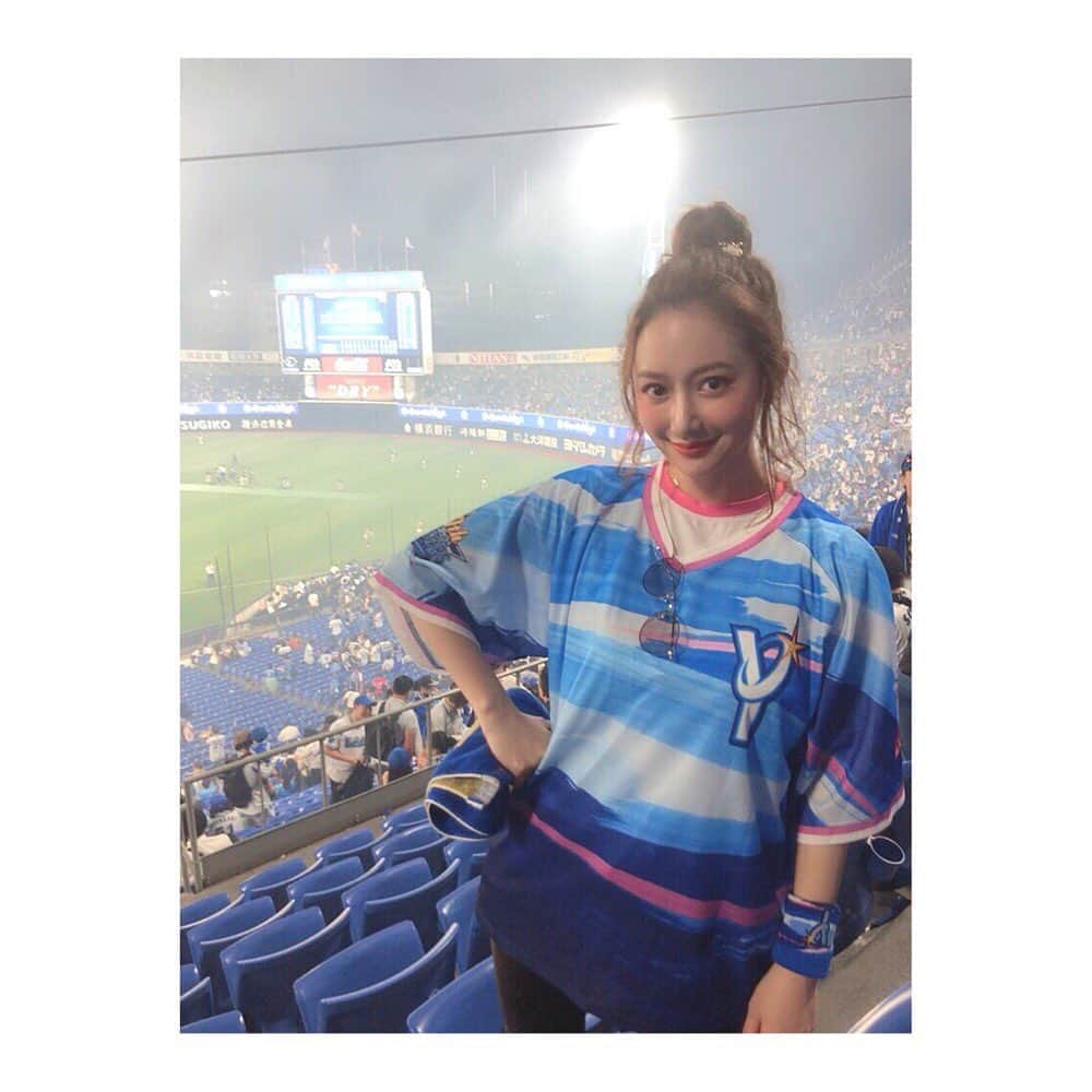 のインスタグラム：「2日連続でハマスタへ ⚾️📣 2日目はガールズユニにしました 👚 パリーグの選手や応援を見ることができるのも 交流戦の楽しみですね 😊✨ 清宮選手を初めて間近で拝見できて、嬉しかったです！ 両日ともに勝てたこともちろん嬉しいですが 6/19の試合は特に盛り上がるいい試合だったなと 思いました 🎉 ・ ・ そしてベイファンの方に フォローして頂くことが多くなりまして 本当にありがとうございます 🐹♡ #baystars #fighters #npb #横浜denaベイスターズ #北海道日本ハムファイターズ #交流戦 #ガールズユニフォーム #ガールズユニ」