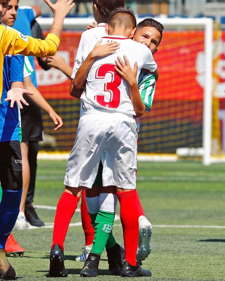 LFPさんのインスタグラム写真 - (LFPInstagram)「#ElGranDerbi Kids! ❤️💚 • #LaLiga #LaLigaPromises #RealBetis #SevillaFC #Football #FairPlay #Respect」6月21日 0時48分 - laliga