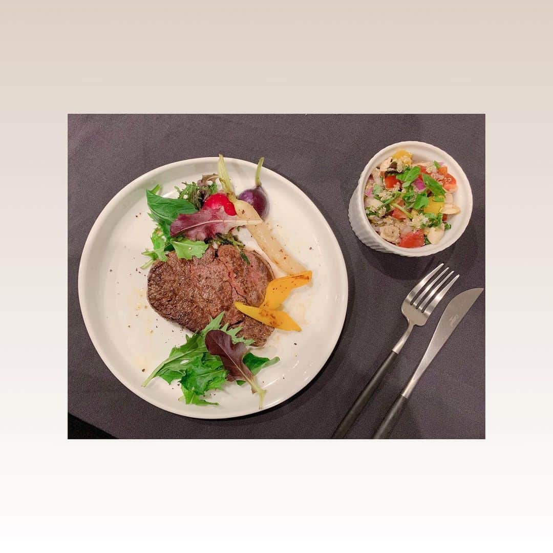 小田切恵子さんのインスタグラム写真 - (小田切恵子Instagram)「AEONで買ったトップバリュ グリーンアイのタスマニアビーフを中心にキヌアサラダも作ってみたある日の夕食😋 肉をガッツリ食べるときはご飯はあまり食べないようにしてる…🥴 このお肉、柔らかくて美味しかった👍 旦那も喜びでした👍 ・ キヌアサラダは意外に簡単に作れたからこれからたくさん作ろうっと🥗 ・ #タスマニアビーフ #キヌアサラダ #トップバリュグリーンアイ #グリーンアイPR @topvaluofficial」6月20日 23時15分 - keikoodagiri101